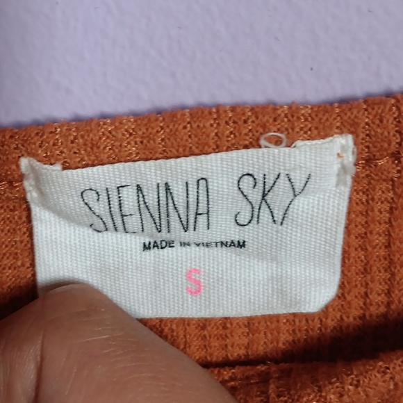 𝙶𝚒𝚛𝚕𝚜 𝚛𝚘𝚖𝚙𝚎𝚛 - Picture 3 of 3